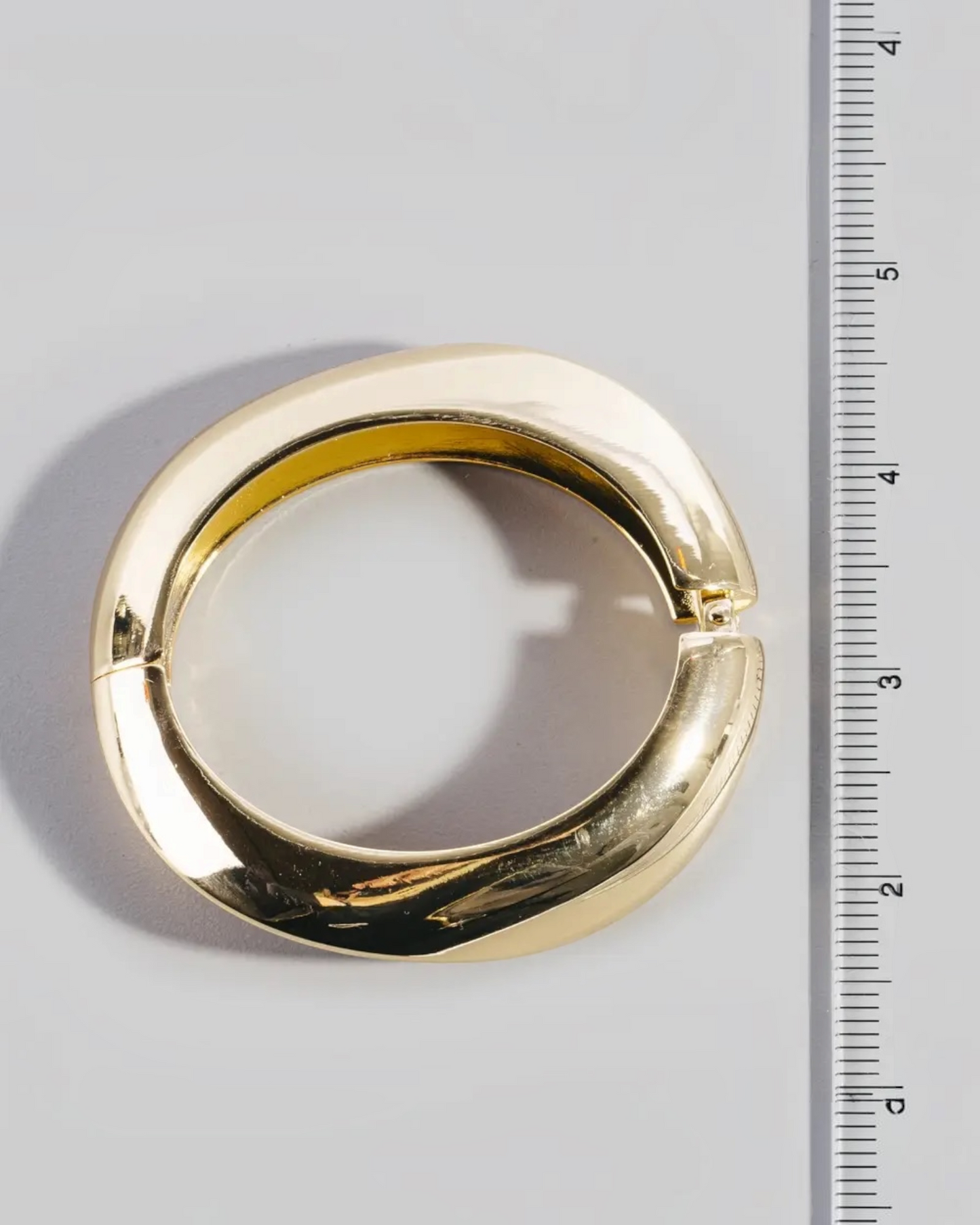 Klobiger, skulpturaler Armreif