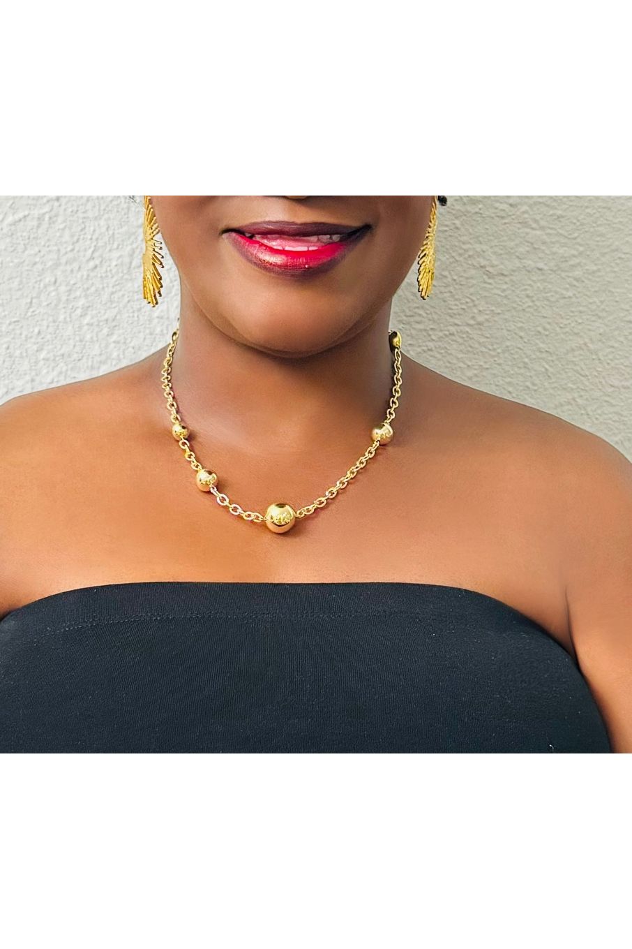 Oval Chain Necklace With Golden Spheres - D-S Fashion Sophisticated Boutique