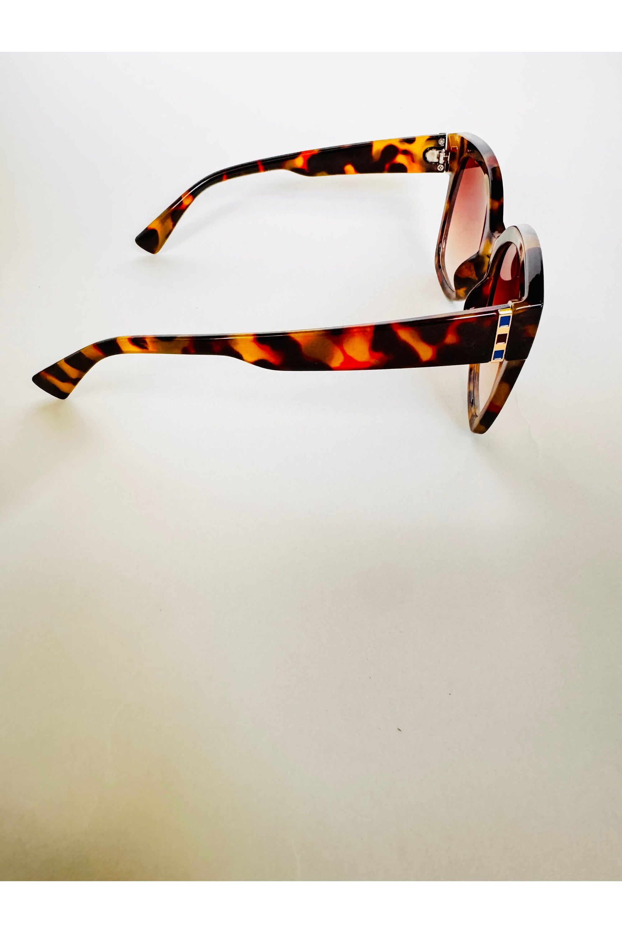 Women Cat Eye Oversized Sunglasses - D-S Fashion Sophisticated Boutique